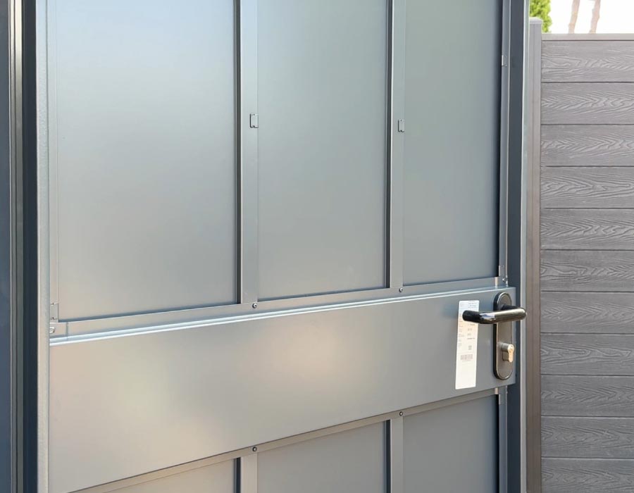 IMG-metal-shed-Hormann-Berry-door
